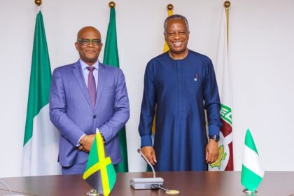The Hon. Minister of Foreign Affairs, H.E. Geoffrey Onyeama received the courtesy visit of Senator The Hon. Leslie Campbell, Minister of State for Foreign Affairs and Foreign Trade of Jamaica and his entourage today, 28th April, 2023.