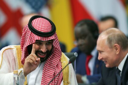 Saudi Arabia's Crown Prince Mohammed bin Salman speaks with Russia's President Vladimir Putin during the opening of the G20 leaders summit in Buenos Aires, Argentina November 30, 2018. REUTERS/Sergio Moraes