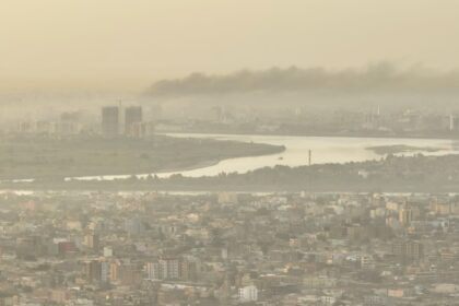 Plumes of smoke rises over the city of Khartoum, as conflict between the Paramilitary Rapid Support Forces and the army continues, as filmed from Omdurman, Sudan April 21, 2023
