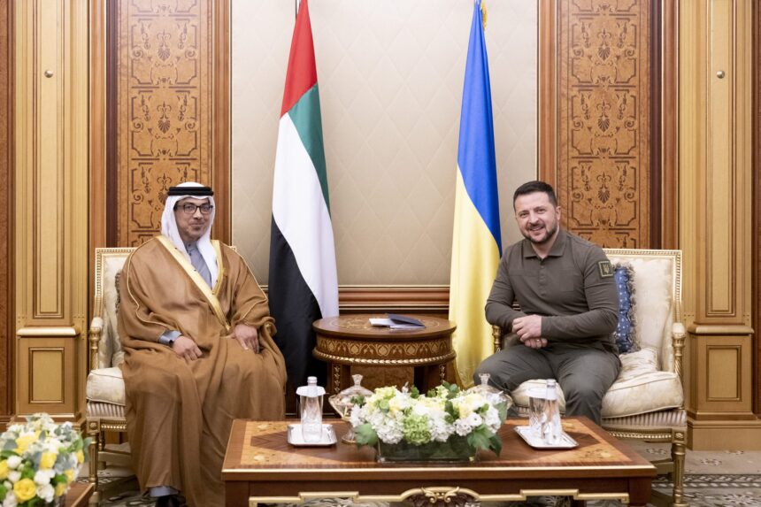 His Highness Sheikh Mansour bin Zayed Al Nahyan, Vice President, Deputy Prime Minister, and Minister of the Presidential Court, welcomed President Volodymyr Zelenskyy of Ukraine on the sidelines of the 32nd Arab League Summit. Photo: WAM