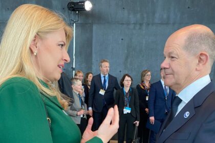 Symbolic Unity: President Čaputová of Slovakia and Chancellor Scholz of Germany forge strong bonds at the Council of Europe Summit. Photo: Twitter/Zuzana Čaputová