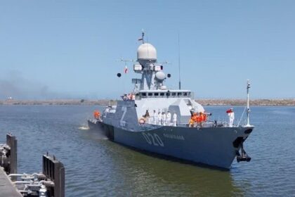 Anzali Port (IP) - A Russian missile launcher named 'MakhachKala' docked at Anzali Port in the fourth zone of the Iranian Navy.