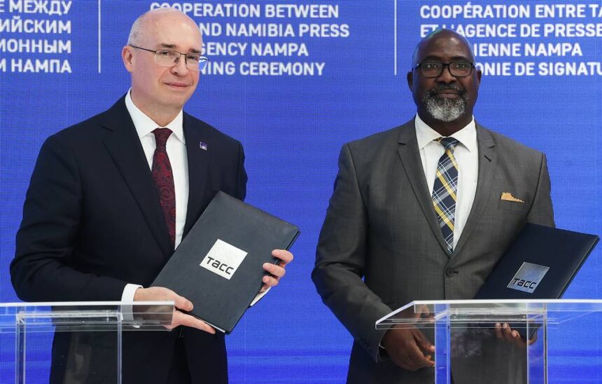 Director General of TASS News Agency Andrey Kondrashov and Director General of NAMPA News Agency (Namibia) Laines Chata © Alexander Demyanchuk/TASS