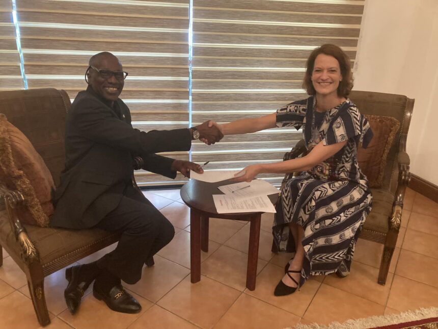 On May 6, Deputy Ambassador Mrs. Hana Trousilová signed a contract for the implementation of a Transition Project with Mr. Patrick-jude Oteh, Director of the well-known Jos Repertory Theatre. Photo: Embassy of the Czech Republic in Nigeria