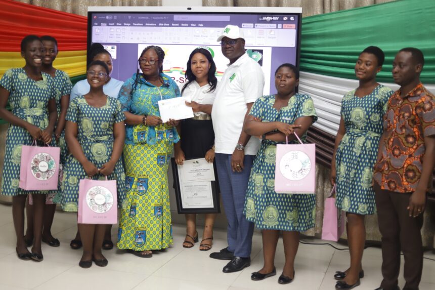 Ghana's Deputy Minister for Foreign Affairs and Regional Integration, Hon. Kwaku Ampratwum-Sarpong ith the participants at the Inter-School debate. Photo: MoFAIR Ghana