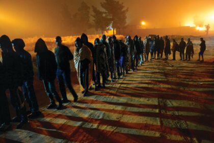 Asylum seekers in line for a food distribution in Dhar el-Jebel/Zintan detention center, Libya, 2019 | Photo: Jérôme Tubiana/MSF
