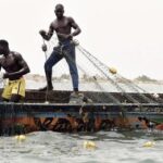 Senegalese fishermen pull their fishing nets out of the water in Joal-Fadiouth, south-east of the capital Dakar. © AFP - SEYLLOU