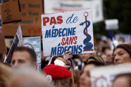 General practitioners on strike attend a demonstration organised by "Medecins pour Demain" (Doctors for Tomorrow) to call for an increase in consultation fees amid inflation and better working conditions in Paris, France, January 5, 2023. The slogan reads "No treatment without a doctor". REUTERS/Benoit Tessier/File Photo
