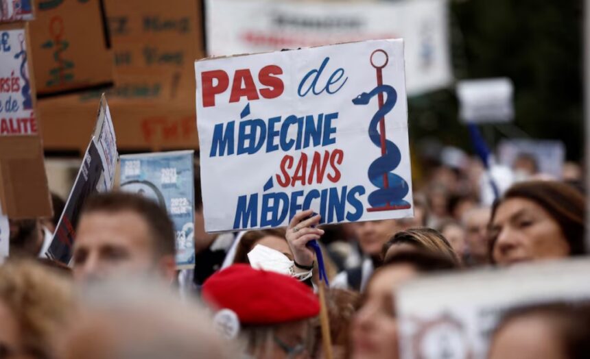 General practitioners on strike attend a demonstration organised by "Medecins pour Demain" (Doctors for Tomorrow) to call for an increase in consultation fees amid inflation and better working conditions in Paris, France, January 5, 2023. The slogan reads "No treatment without a doctor". REUTERS/Benoit Tessier/File Photo