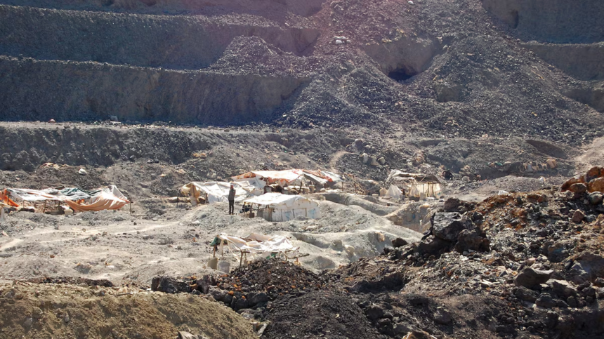 Artisanal miners work at the Tilwizembe, a former industrial copper-cobalt mine, outside of Kolwezi, the capital city of Lualaba Province in the south of the Democratic Republic of the Congo on June 11, 2016. PHOTO | REUTERS