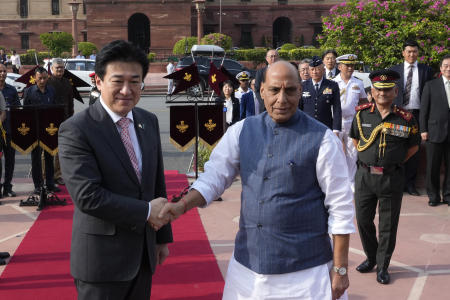 Indian Defense Minister Rajnath Singh (right), welcomes his Japanese counterpart Minoru Kihara in New Delhi, India, Tuesday, Aug. 20, 2024. (AP)