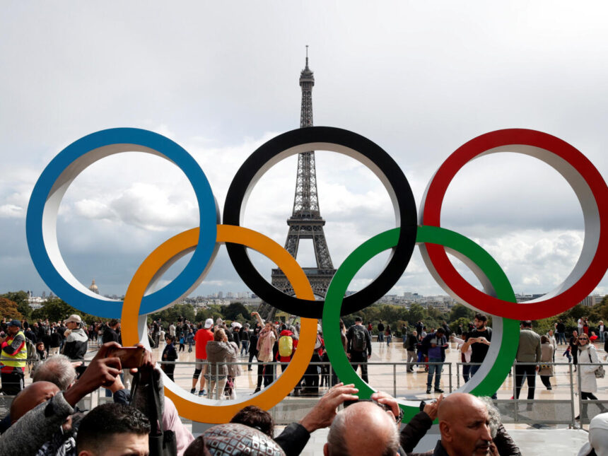 Olympic rings celebrating Paris's successful 2024 Olympic bid are seen in front of the Eiffel Tower on 16 September 2017. © REUTERS - BENOIT TESSIER