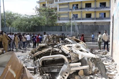 Somali security officers guard residents from the wreckage of a car at the scene of an explosion on a bomb-rigged car that was parked on a road near the National Theatre in Hamarweyne district of Mogadishu, Somalia September 28, 2024. REUTERS/Feisal Omar P