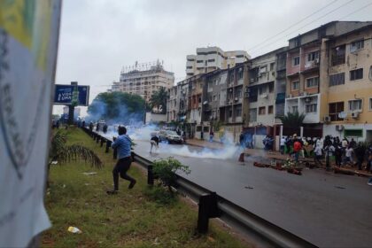 Tensions escalate in Maputo as police deploy tear gas to disperse crowds at the site of Friday’s double murder of Elvino Dias and Paulo Guambe. A march led by Venâncio Mondlane is anticipated, with a police helicopter hovering overhead. Photo: X/@Zvomuya