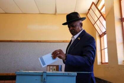 Botswana's President Mokgweetsi Masisi votes at Mosielele Primary School polling station during the general election, in Moshupa, Botswana, October 30, 2024. REUTERS/Thalefang Charles