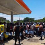 Motorists carry plastic containers as they queue at a petrol station amid a severe fuel shortage caused by disruptions linked to ongoing demonstrations, following the announcement of disputed election results in the capital Maputo, Mozambique, December 27, 2024. REUTERS/Regulo Cuna