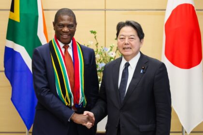 Japan’s Chief Cabinet Secretary Hayashi Yoshimasa meets with South African Deputy President Paul Mashatile to discuss bilateral cooperation and investment opportunities.