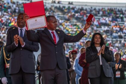 President Daniel Chapo honoured over 1,100 individuals and institutions with national awards during Mozambique’s 50th Independence anniversary celebrations, recognising their outstanding contributions to the nation’s development and identity.